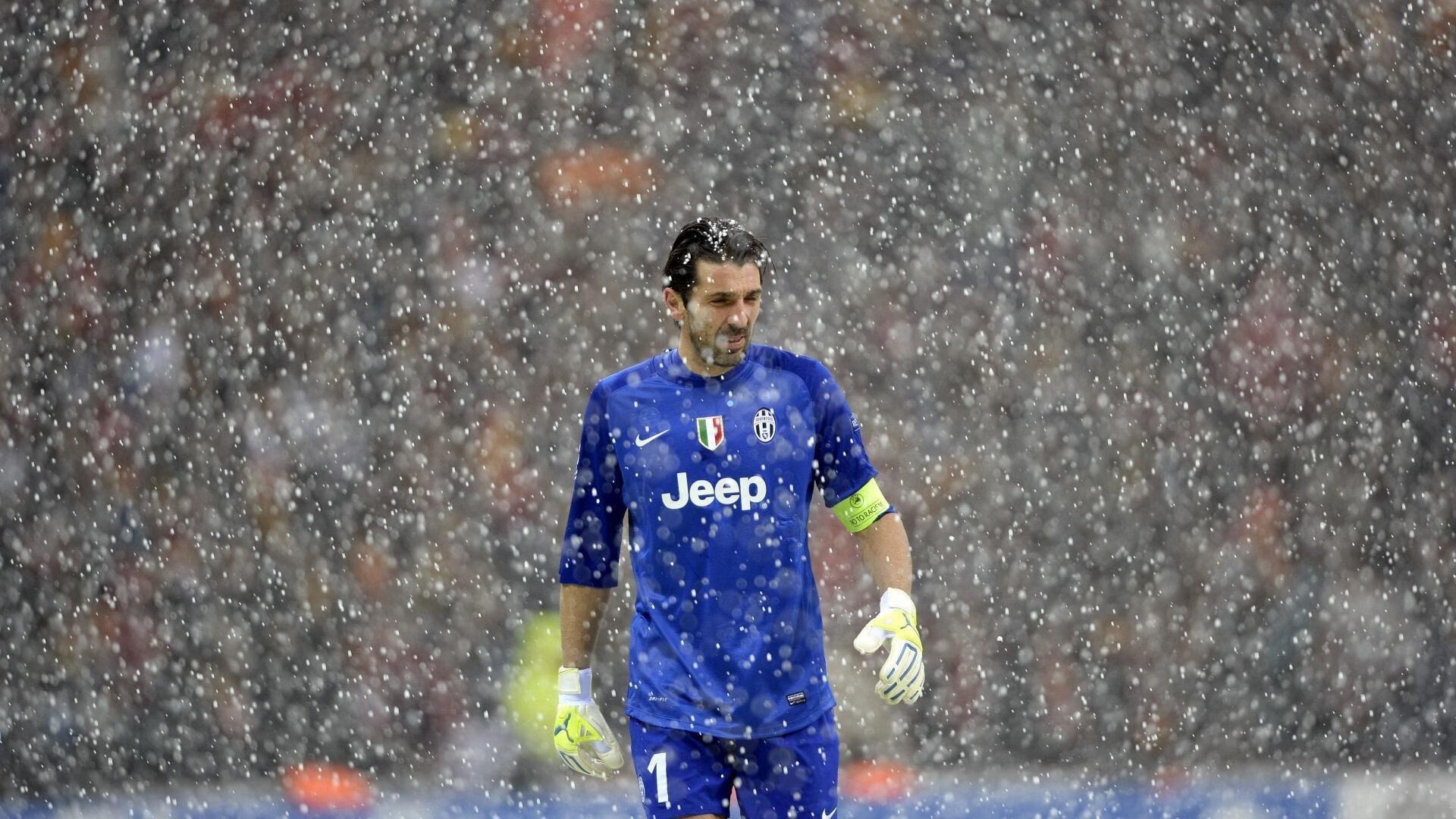 梅西震撼亮相新主场，球迷欢呼浪潮席卷绿茵场